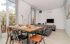 Apartment With Balconies In La Latina By Batuecas